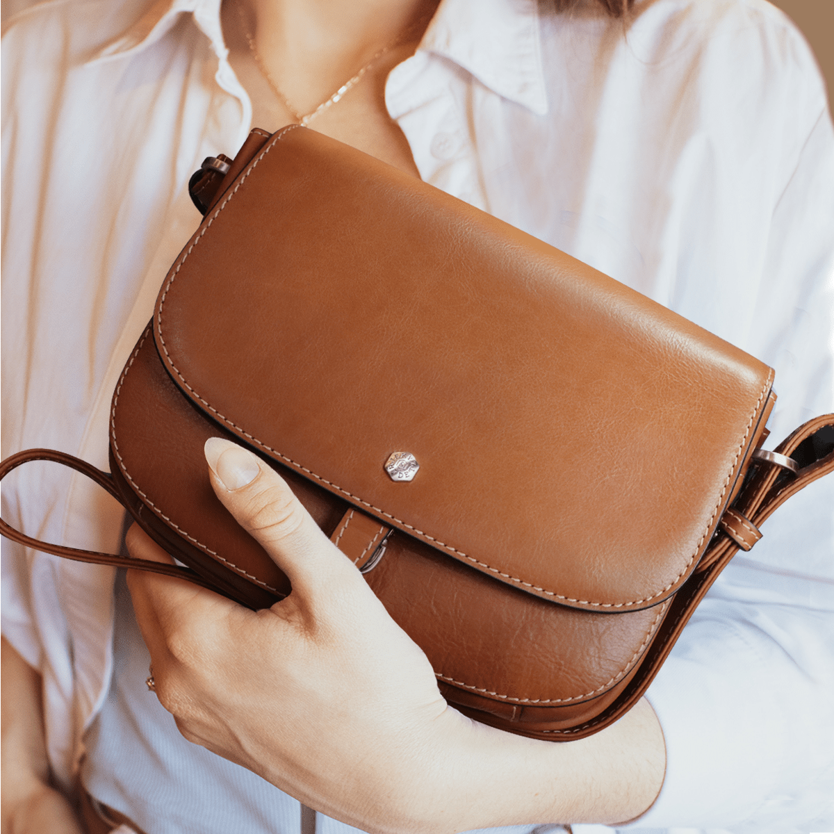 Petite Ladies Crossbody bag, Colt,Handbags,Jekyll & Hide,Colt, held in hands