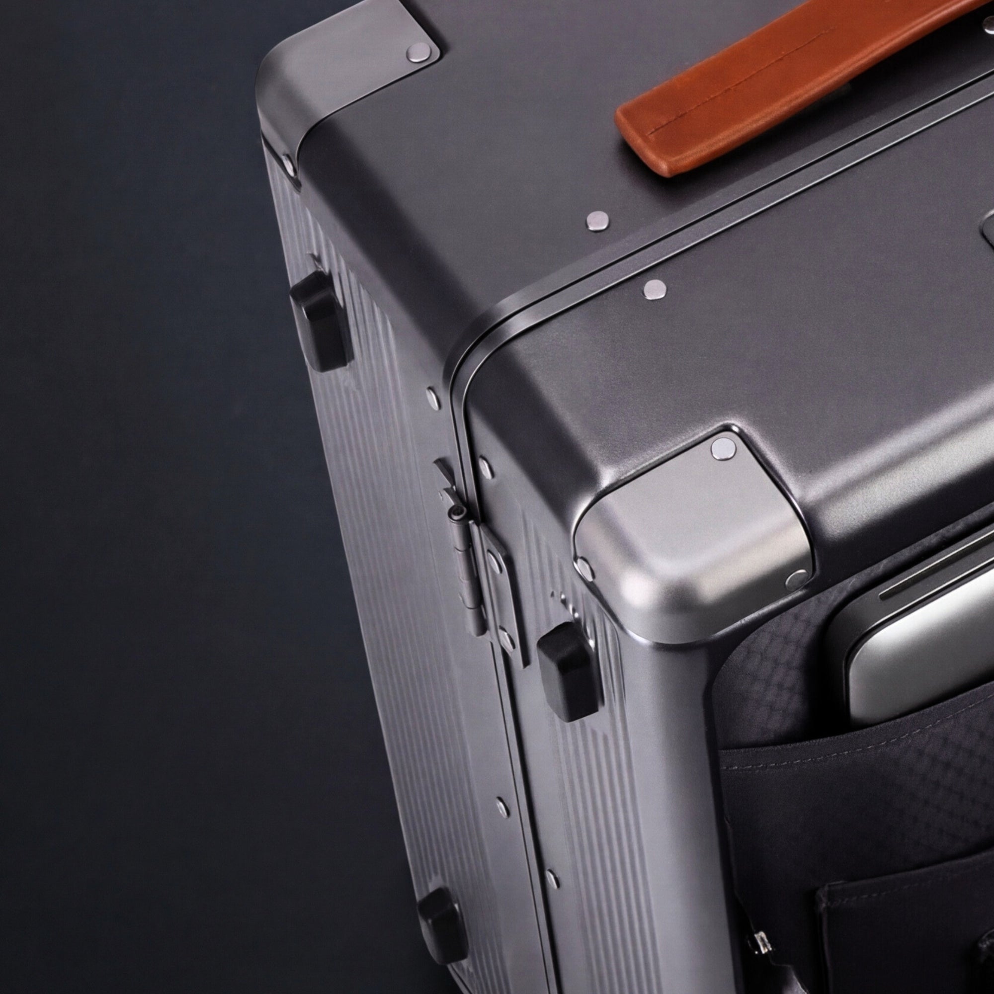 The Great Travel Debate: Frame vs. Zipper Suitcases