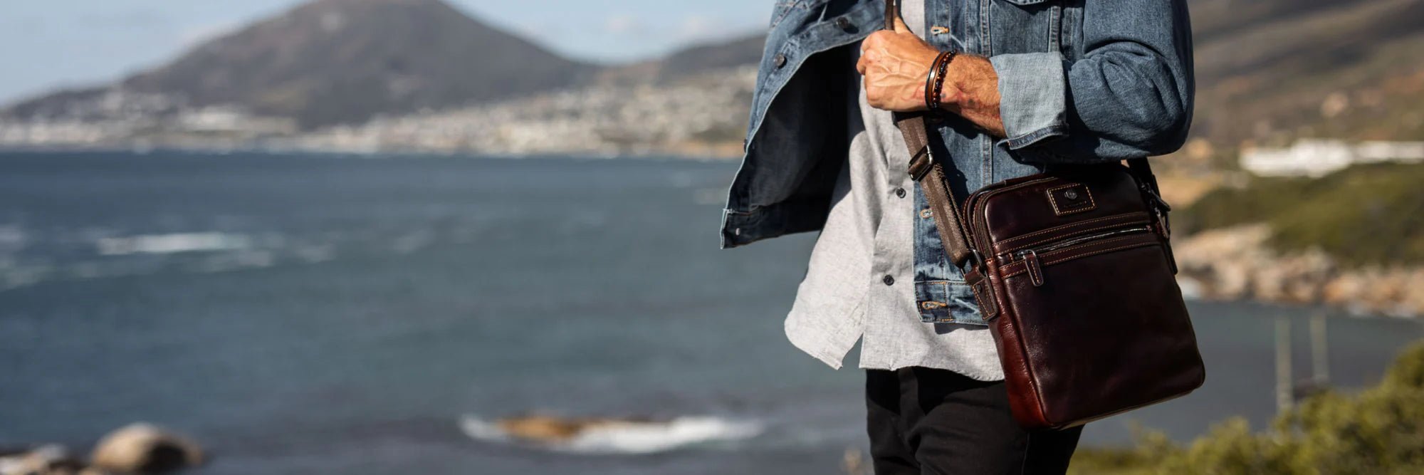 Unpacking the Benefits of Men's Crossbody Bags for Daily Commutes – Jekyll  & Hide