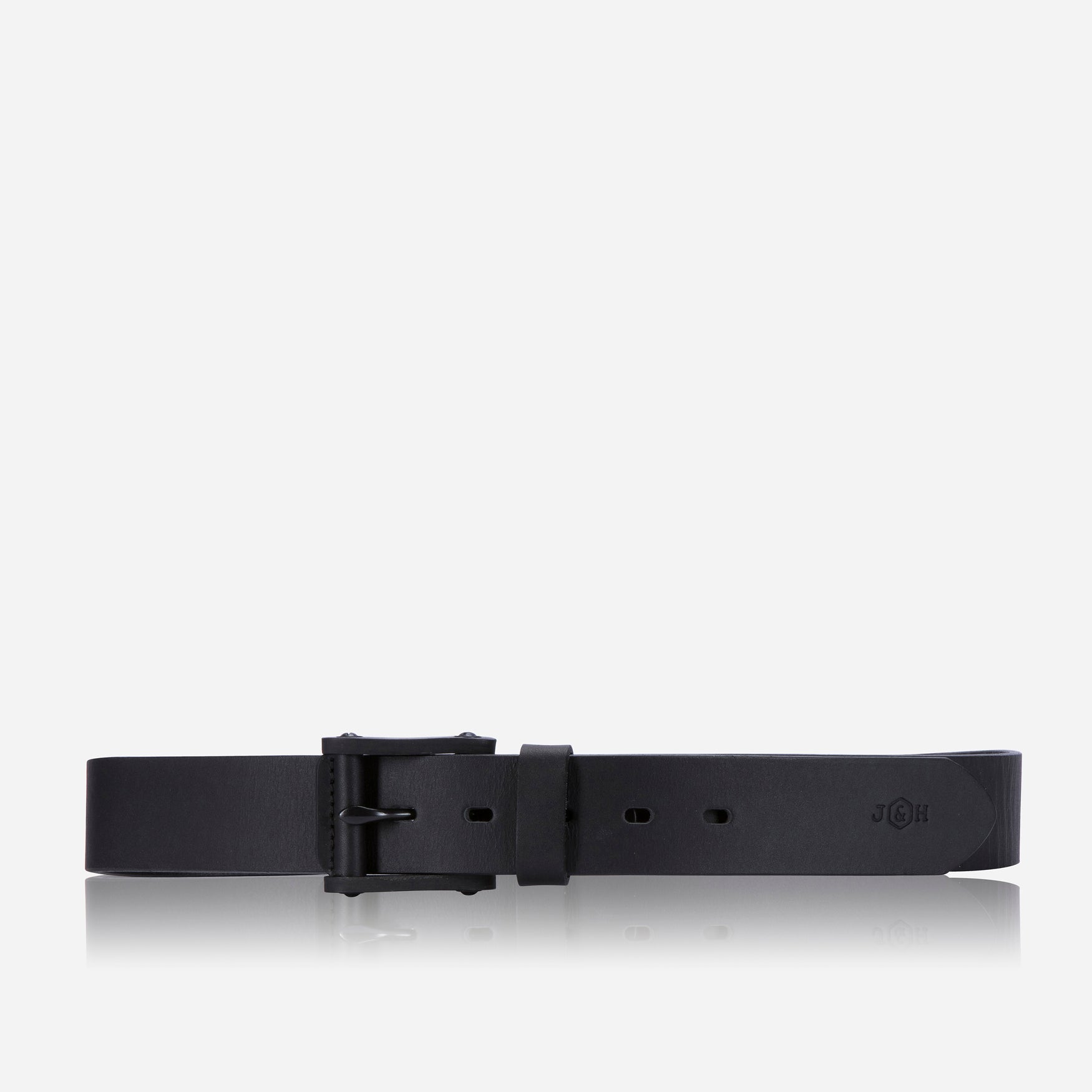 Boston Belt with Signature Buckle in black - lifestyle view