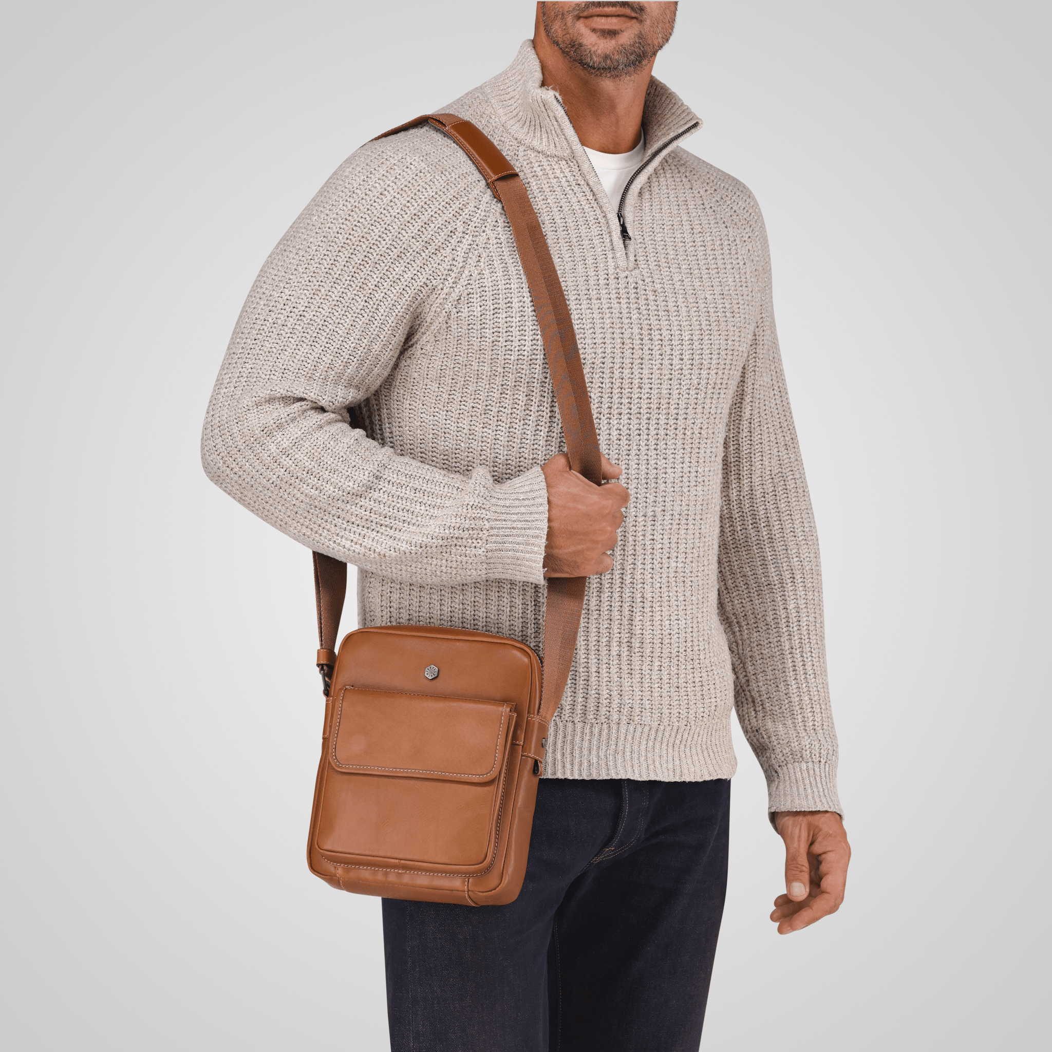 Norwegian Crossbody Organiser in colt - close-up view